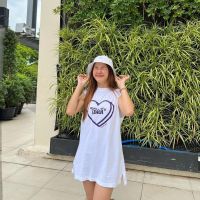 BANGKOK TALES: TOP-เสื้อยืด-แขนสั้น-โชคดีหัวใจ-ขาว