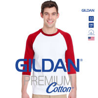 GILDAN® เสื้อยืดไหล่สโลป แขนสามส่วน - ตัวขาว แขนแดง