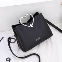 Female bag 2021 new web celebrity fashion handbag is contracted and generous love commuter one shoulder inclined shoulder bag