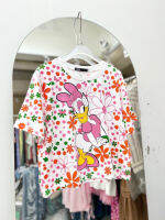 เสื้อตัวสั้นลายคาแรกเตอร์ daisy duck พื้นลายดอกไม้ สีแดง