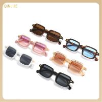 QINJUE แว่นตาสำหรับแว่นตา เสือดาวสีฟ้า ที่ UV400 ตกแต่งหมุดย้ำ แว่นกันแดดสำหรับผู้ชาย แว่นตากันแดดทรงสี่เหลี่ยม เฉดสีของผู้หญิง