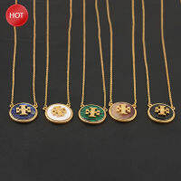 Tory Burch สร้อยคอโลโก้ทรงกลม TB น้ำหนักเบาหรูหราทันสมัยมีหลายสีฝังแผ่นดิสก์ทรงกลมสร้อยคอสร้อยคล้องคอสำหรับเด็กผู้หญิง【high-quality】