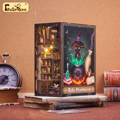 CUTEBEE Book Nook DIY บ้านตุ๊กตา 3D Puzzle โมเดลบ้าน ของเล่นไม้ บ้านจิ๋ว diy ที่กั้นหนังสือ พร้อมฝาครอบกันฝุ่น ของเล่น diy ของขวัญวันหยุด(Magic Pharmacist)
