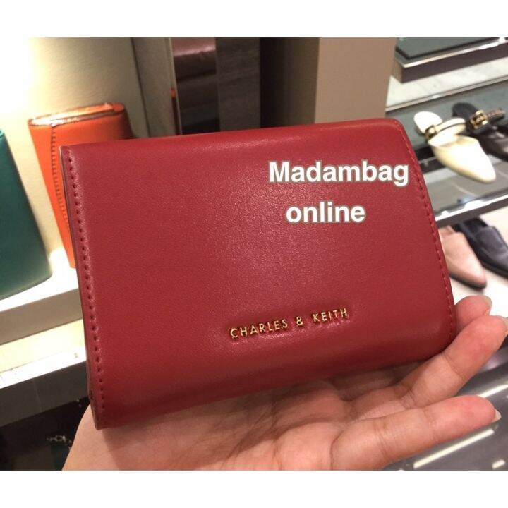 charles-keith-turn-lock-fold-wallet-กระเป๋าสตางค์ขนาดกลาง