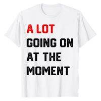 A Lot Going On The Moment เสื้อยืดตัวอักษรตลกพิมพ์ Awesome Graphic Tee Tops บุคลิกภาพ Sarcastic Sayings อ้างเครื่องแต่งกาย