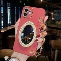 โซ่พันข้อมือโทรศัพท์สร้อยข้อมือกระจกไข่มุกชุบสุดหรูเคสนิ่มสำหรับ IPhone 14 13 Pro Max 12 11 MiNi XR XS X 6 7 8 Plus SE ฝาครอบกันกระแทก