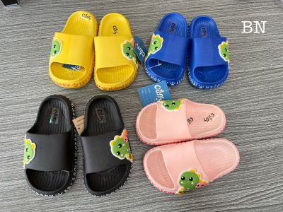 (สินค้ายอดนิยม) SIZE.SIZE.26-35 รองเท้าแตะเด็ก รองเท้าแตะแฟชั่น มี 4 สี รองเท้าแตะลายการ์ตูน รองเท้าแตะแบบสวม นุ่ม เบา ใส่สบาย [KLO015]