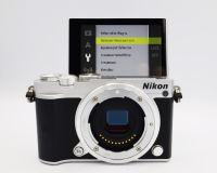 Nikon 1 J5 20.8MP  บันทึกภาพสุดน่าทึ่งด้วยความเร็วในการถ่ายภาพต่อเนื่องที่เร็วอย่างเหลือเชื่อถึง 20 ภาพต่อวินาทีเมื่อใช้การติดตามระยะโฟกัสอัตโนมัติและวิดีโอสูงสุดถึง 4K ด้วยจอภาพ LCD ปรับเอียงขึ้นได้ 180° รวมถึงหน้าจอสัมผัส ระบบควบคุมแบบปรับเองทั้งหมด เอ็