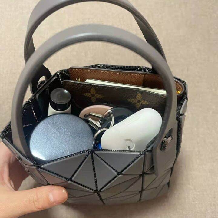 issey-miyake-ญี่ปุ่นและเกาหลีใหม่กล่องสี่เหลี่ยมใบเล็ก-lingge-ผู้หญิงแบบพกพา-mini-เด็ก-hollow-โทรศัพท์มือถือขนาดเล็กกระเป๋าสี่เหลี่ยม