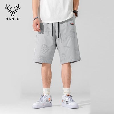 HANLU เสื้อผ้าถูก ผู้ชายเกาหลีฤดูร้อนกางเกงขาสั้นสบายๆแฟชั่นพิมพ์กีฬากางเกงขาสั้นหลวมระบายอากาศขายดีกางเกงขาสั้น เสื้อผ้าชาย