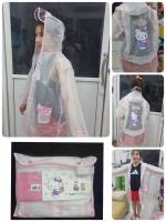 เสื้อกันฝน Hello Kitty ลิขสิทธิ์ แท้ ทำจากผ้าพลาสติกกันฝน เนื้อนุ่ม พร้อมกระเป๋าเก็บของ มีขนาดให้เลือก 3 แบบ ใส่คลุมถึงหัวเข่า