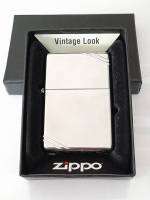 ZIPPO 267 VINTAGE LOOK  STREET CHROME  สีเงินผิวโครเมี่ยม  ทรงเหลี่ยมขีดมุม ย้อนยุคปี1937 ตูดตัน   ของใหม่ไม่ผ่านการใช้งาน  มาพร้อมกล่องตรงรุ่น  รับประกันของแท้นำเข้าจากอเมริกา