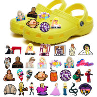 Jibbitz 1ชิ้นการ์ตูนยอดนิยมนักร้องหญิงเทย์เลอร์ DIY ปุ่ม Crocs ตกแต่งพีวีซีรองเท้าเสน่ห์รองเท้าแตะแมวอุปกรณ์เสริมสำหรับเด็กผู้หญิงผู้ใหญ่ผู้หญิงของขวัญงานปาร์ตี้