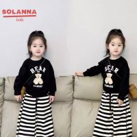 SOLANNA เสื้อผ้าเด็กผญ เสื้อกันหนาวเด็กผู้หญิง การออกแบบตัวอักษรเกาหลี เสื้อสเวตเตอร์ทรงหลวมผ้าฝ้ายแท้สำหรับเด็กผู้หญิง + กางเกงขากว้างลายทางชุดสองชิ้น2391