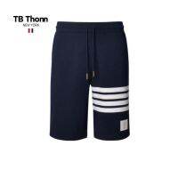 U.S. Thom Browne ยอดนิยม TB Thonn อเมริกันย้อมสีสี่แท่งกางเกงขาสั้นผ้าฝ้ายสำหรับผู้ชายและผู้หญิงพร้อมชุดหวานใจ5นาทีกางเกงอเมริกัน2023