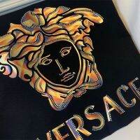 Versaceonate เสื้อยืดแขนสั้นฤดูร้อนสำหรับผู้ชายสไตล์ยุโรปแฟชั่นน้ำหนักเบารีดติดเพชรคุณภาพหรูหราฤดูร้อนสินค้ายุโรปมีความเห็นอกเห็นใจ