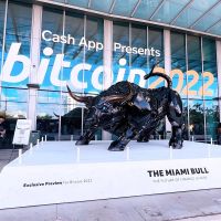 Vilead 20cm The Miami Bull Model Souvenir Statue Robot Sculpture Office Desk Home Decoration Coins Badge Wall Street OX Bitcoin