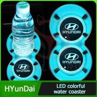 ไฟ Led หลากสีแผ่นถ้วยน้ำเสื่อกรูฟ Selimut Mobil ถาดรองแก้วน้ำสำหรับ Hyundai Ioniq Hybrid Elantra Tucson Reina Santa Fe Kona Accona