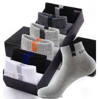 {Sock Shop} สีเข้ากันกลางถุงเท้าทรงท่อของผู้ชายฤดูร้อนถุงเท้ากีฬาตาข่ายระบายอากาศได้ดีดูดซับเหงื่อลำลองถุงเท้าผ้าฝ้ายลายตัวอักษร