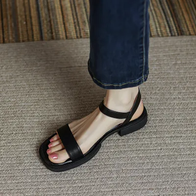 รองเท้าแตะสีน้ำตาลสไตล์ฝรั่งเศสวินเทจ 2023 รองเท้าโรมันส้นเตี้ยสำหรับฤดูร้อนรองเท้าผู้หญิงส้นแบนเรียบง่ายใส่สบาย