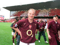 โปสเตอร์ เดนนิส เบิร์กแคมป์ Dennis Bergkamp Arsenal อาร์เซนอล นักฟุตบอล Poster สไตล์วินเทจ ตกแต่งผนังบ้าน แต่งห้อง แต่งร้าน บาร์ ออฟฟิศ คาเฟ่ 77poster