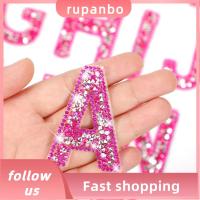 RUPANBO039392692พลอยเทียมสีชมพูรีดบนตัวอักษร26ชิ้นแผ่นตัวอักษรสีชมพู A-Z ตัวอักษรแผ่นปะติดไข่มุกจำลองอุปกรณ์งานประดิษฐ์เรซิ่นสีชมพูแบบ DIY