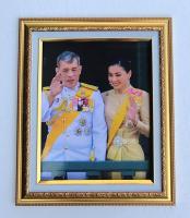 ภาพมงคลร.10 พระราชินี ใส่กรอบทองภาพเคลือบฟีล์มลามิเนตอย่างดี ขนาดรวมกรอบ 11.5X13.5นิ้ว สามารถแขวนได้ และมีขาตั้งได้