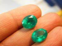 2 เม็ด สีมรกต สีเขียว รูปไข่ ขนาด 10X8 มม รูปไข่ 10 กะรัต COLOMBIAN GREEN COLOR shape  2 pieces 10 CTS