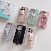 Ins Fashion Leather Case สำหรับ iPhone14promax กรณีหนังตาหมากรุกสามมิติสำหรับ iPhone13pro กรณีสายรัดข้อมือปรับได้สำหรับ iPhone12 เวอร์ชั่นเกาหลีกรณีโทรศัพท์แฟชั่นสำหรับ iPhone11Promax