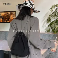 TAIDU กระเป๋าเป้แฟชั่นเรียบง่ายสบาย ๆ วัสดุไนลอนสีทึบ กระเป๋าถังโซ่ การเดินทางของนักเรียน ความจุขนาดใหญ่ 〖QYUE〗