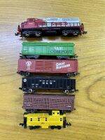 Preowned Bachmann N (USA) Diesel  215 Santa Fe and Box Cars, 5 car set Fully tested, older train set, no boxes.(GL02).รถมือสอง Bachmann N (USA) Diesel 215 Santa Fe และ Box Cars ชุดรถ 5 คัน ทดสอบครบชุด รถไฟเก่า ไม่มีกล่อง