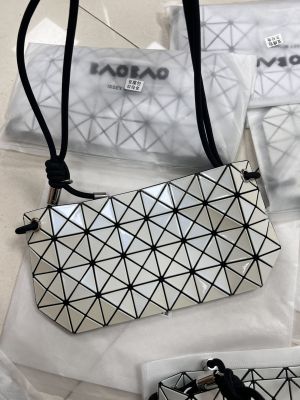 ของแท้ 100% Issey Miyake BAOBAO Womens Sling Bag Tote Bag diamond-shaped Tofu bag Single shoulder crossbody bag