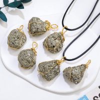 สร้อยคอ QIANHUAHOU หิน Pyrite ดิบสอนตัวอย่างลวดห่อจี้ Pyrite แร่คริสตัลจี้หินดิบของขวัญ