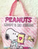 SNOOPY  PINKกระเป๋า กระเป๋าผ้ามัน นิ่มมือ มีผ้าซับด้านใน หูหิ้ว มีเชือกรูด มัดปากได้ สวยงาม น่าใช้งาน ลาย    สนูปปี้  pink  ขนาด34x26X13 cm   BY NPNN  SHOP