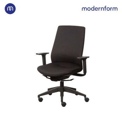 Modernform เก้าอี้สำนักงาน เก้าอี้ทำงาน เก้าอี้ออฟฟิศ เก้าอี้ผู้บริหาร รุ่น TR พนักพิงกลาง ที่วางแขนปรับความสูงได้ มีระบบโยกเอน Natural Glide   พนักพิงหุ้มผ้าสีดำ