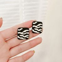 [COD] and white striped geometric square earrings ear clip women without pierced 2022 new trendy light luxury high-end