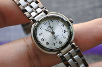 นาฬิกา Vintage มือสองญี่ปุ่น M VOLGA ระบบ QUARTZ ผู้หญิง ทรงกลม กรอบดำ หน้าขาว หน้าปัด 26มม. สายสแตนเลสแท้ ใช้งานได้ปกติ สภาพดี ของแท้ ไม่กันน้ำ