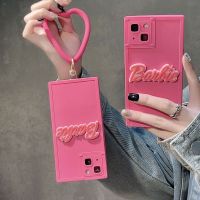 เคสโทรศัพท์มือถือ tpu นิ่ม ทรงสี่เหลี่ยม ลายบาร์บี้ สีแดงกุหลาบ พร้อมสร้อยข้อมือหัวใจ สําหรับ 14 pro plus MAX promax 12 13promax XS XR