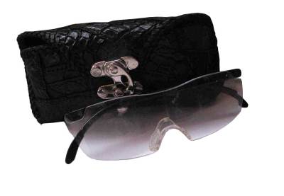 สีดำ Super Black มีไก่ปืนปิดกระเป๋า หนังจระเข้แท้ กล่องใส่แว่นตา ปกป้องแว่นสายตา หรือแว่นกันแดด