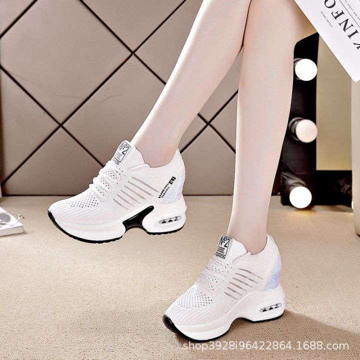 รองเท้าผู้หญิงสีขาวเพิ่มความสูงในตาข่าย-2023-ฤดูร้อนใหม่รองเท้าผู้หญิงรองเท้ากีฬาลดน้ำหนักข้ามพรมแดนขายส่ง