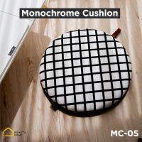 [ส่งฟรี] เบาะรองนั่ง หมอนรองนั่ง เบาะนั่ง ขนาด 52x52cm. รุ่น Monochrome Cushion สีโทนดำลาย Geometry