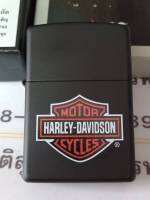 Zippo HARLEY DAVIDSON  218HD H252 สีดำ  ลายแบบสกรีนรูปโลโก้   ของใหม่ไม่ผ่านการใช้งาน  มาพร้อมกล่อง  รับประกันของแท้