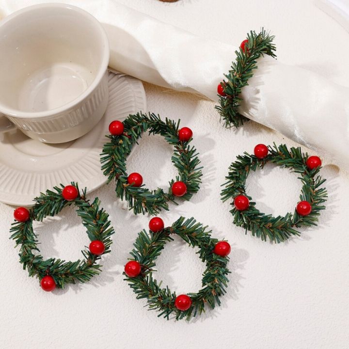 แหวนผ้าเช็ดปากพวงหรีดก้านเข็มสนเบอร์รี่ขนาดเล็กคริสมาสต์ในบ้านตกแต่งห่วงรัดผ้าเช็ดปากโต๊ะปาร์ตี้