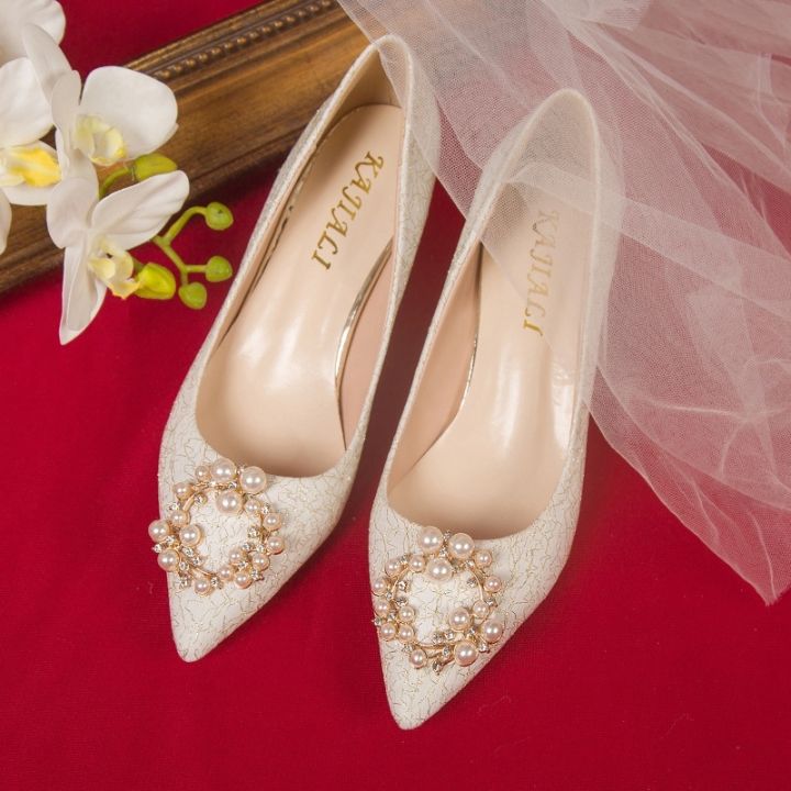 รองเท้าส้นสูง-หัวแหลม-ประดับคริสตัล-สีขาว-สไตล์จีน-สําหรับเจ้าสาว-งานแต่งงาน