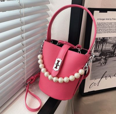 French pearl handbags niche design female 2022 summer new fashion joker ins bucket inclined shoulder bag