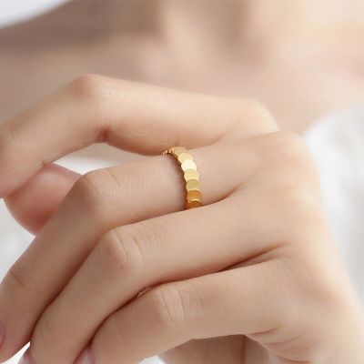 แหวนแต่งงานผู้หญิงเหล็กสแตนเลสกลมชุบทองวางซ้อนกันได้นาน18K ขนาด5-10