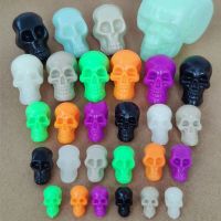 1.6ซม.2.1ซม.2.6ซม.3.6ซม. ฮาโลวีน Mini Skull พลาสติก Blow Molding ผสมสี Luminous Skeleton Head ตกแต่งบ้าน DIY