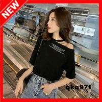 qkq971 รุ่นใหม่2021 เสื้อผู้หญิงเซ็กซี่ New Fashion! เสื้อแฟชั่นผู้หญิงสไตล์เกาหลีคอกลมน่ารักๆเนื้อผ้าดีใส่สบายผ้านุ่ม เปิดไหล่