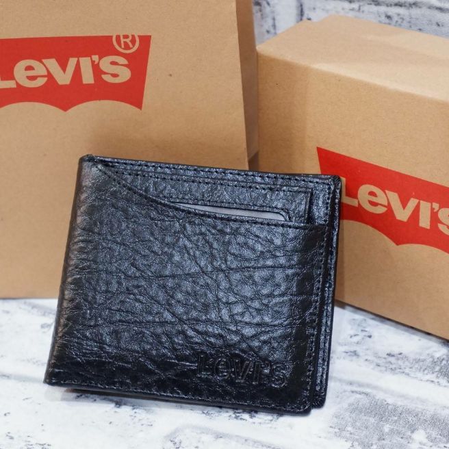 levis-กระเป๋าสตางค์ใบสั้น-ลายเส้นคลาสสิค-ด้านหน้าปั๊มแบรนด์ลึก