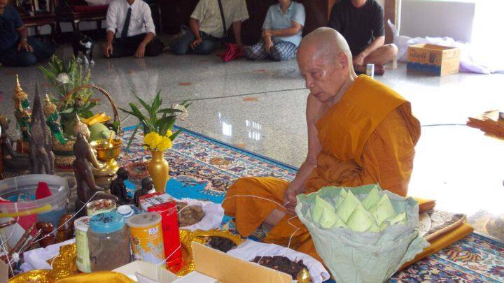 สมเด็จพระเสาร์-ปิดทอง-เนื้อยาวาสนาจินดามณี-หลวงปู่เจือ-พิมพ์เล็ก-เลี่ยมกรอบสแตนเลส